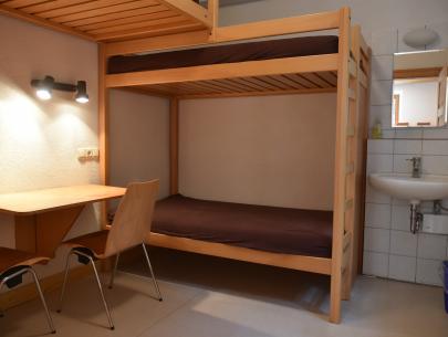 Das kleine Schlafzimmer unten bietet drei Betten.