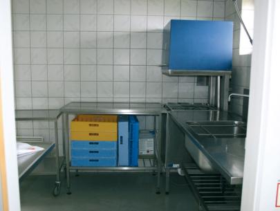 Die Spülküche mit Industriespülmaschine