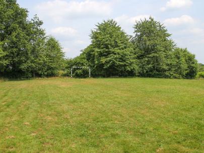 kleiner Sportplatz mit Fußball-Toren