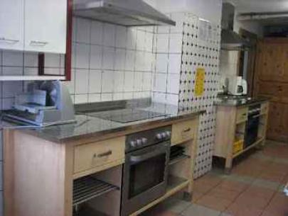Küche mit 2 Elektroherden, Mikrowelle, Spülmaschine und Kühlung in Speisekammer.