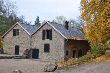 Historische Werkhäuser mit Tavernenbetrieb (Sonntags)-neben Eifelhaus