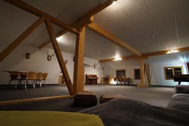 Dach-Lounge (105m2) mit Klavier, Tischfussball, Tischtennis, Minibar