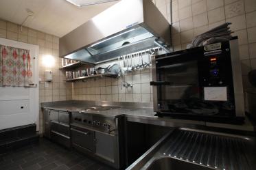 Die frisch renovierte, grosse Küche mit Gastrogeräten