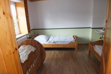 Das Schlafzimmer mit Kinderbett