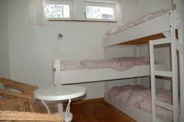 Schlafzimmer mit 3-Stockbett