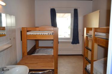 4-Bett-Zimmer mit fl. Wasser und Kleiderschrank