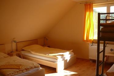 4-Bett-Zimmer mit Einzelbetten und Etagenbett