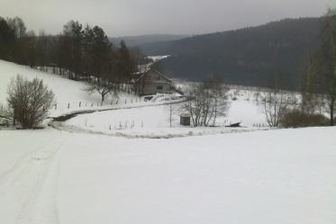 Blick auf das Haus im Winter