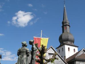 Blick vom Losemundbrunnen auf die Altstadtkirche