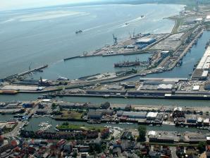 Luftbild der Cuxhavener Hafenanlagen